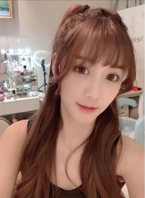 斗鱼兰总直播内容揭秘:尬歌尬舞嗨翻天