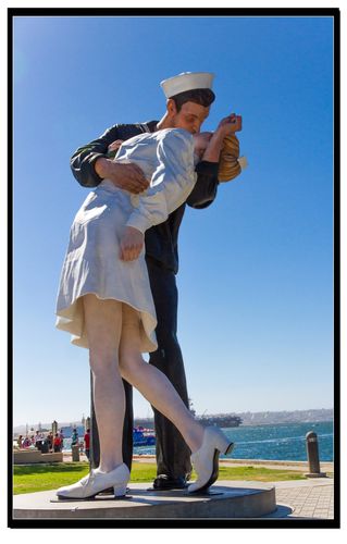 胜利之吻：庆祝胜利的甜蜜一吻瞬间