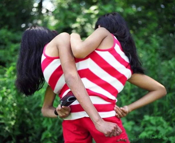 GW2游戏玩家奇葩行为:连体人横行闹市引热议