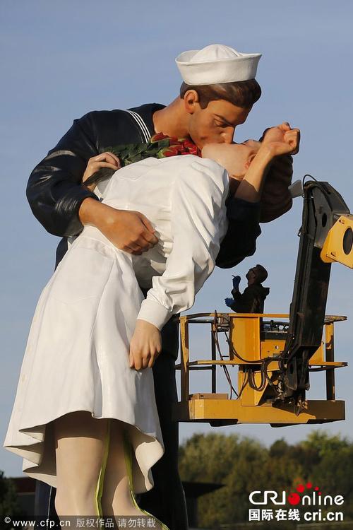 胜利之吻：庆祝胜利的甜蜜一吻瞬间