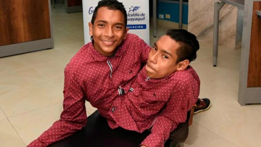 GW2游戏玩家奇葩行为:连体人横行闹市引热议