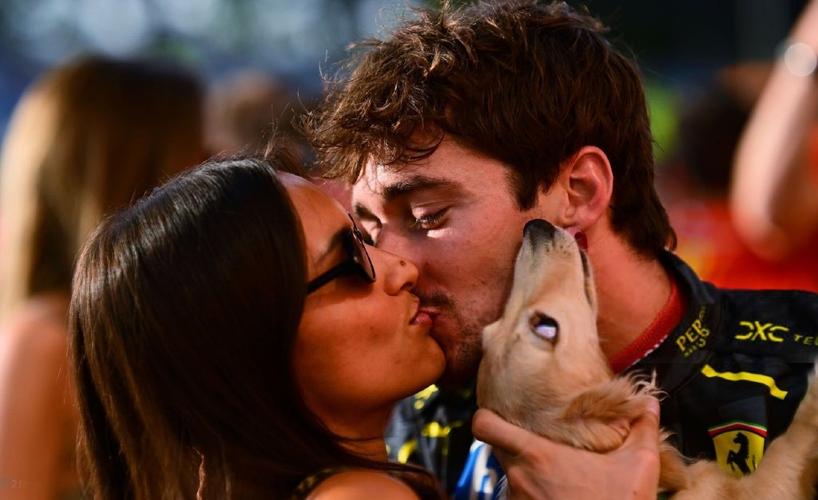 胜利之吻：庆祝胜利的甜蜜一吻瞬间