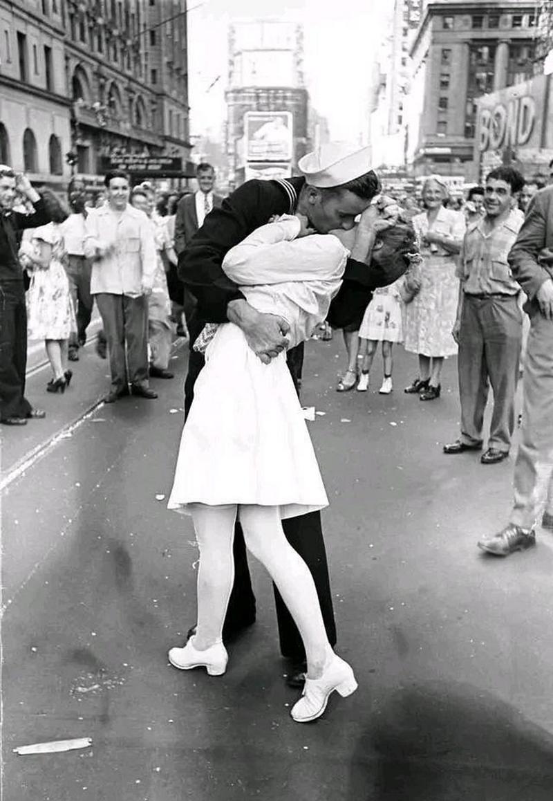 胜利之吻：庆祝胜利的甜蜜一吻瞬间