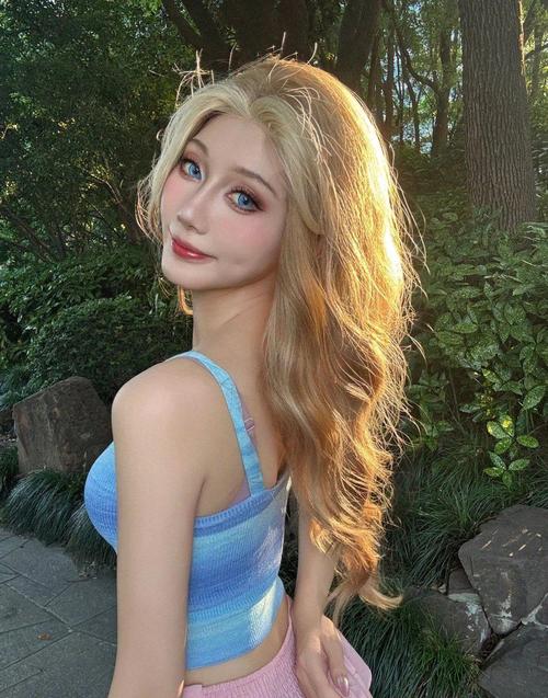 越南辣妹COS疯狂版本大全:火辣身材引爆你的眼球