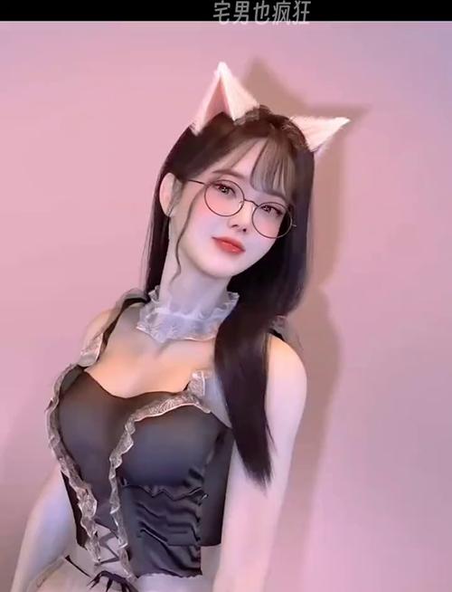 越南辣妹COS疯狂版本大全:火辣身材引爆你的眼球