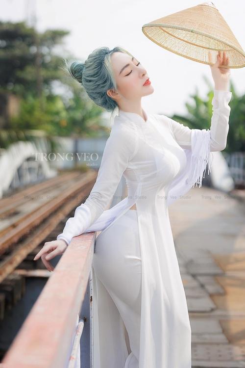 越南辣妹COS疯狂版本大全:火辣身材引爆你的眼球