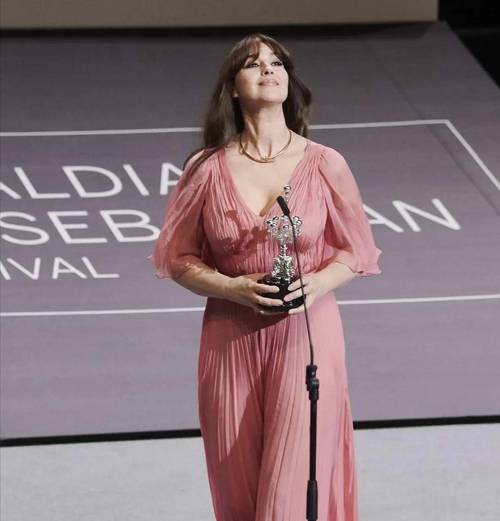 时尚女王莫妮卡第一季完结了!汉化版下载地址分享给你