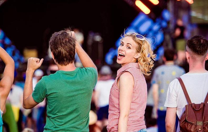 克莉丝的绅士游戏:游乐之街的奇妙冒险故事