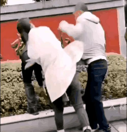 见人就打合集版本大全:搞笑恶搞视频大放送