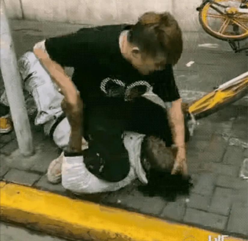 见人就打合集版本大全:搞笑恶搞视频大放送