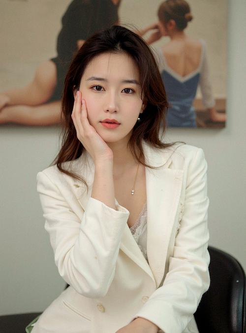 办公室性感写真最新款:成熟女性的优雅与性感